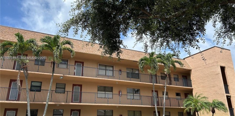 Condo in Sunrise, Florida, 2 bedrooms № 1995667