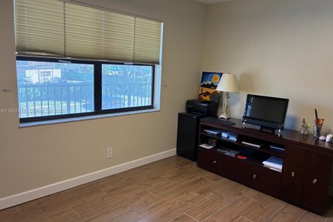 Condo in Sunrise, Florida, 2 bedrooms № 1995667 - photo 19