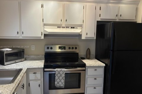 Condo in Sunrise, Florida, 2 bedrooms № 1995667 - photo 9