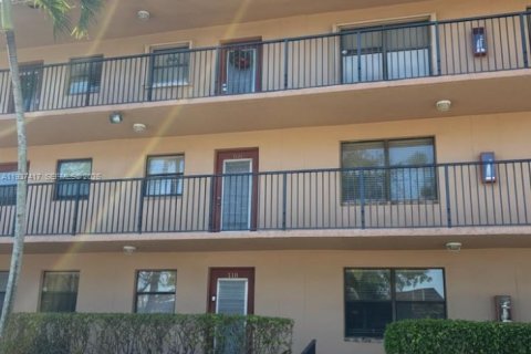 Condo in Sunrise, Florida, 2 bedrooms № 1995667 - photo 24