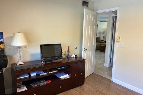 Condo in Sunrise, Florida, 2 bedrooms № 1995667 - photo 20