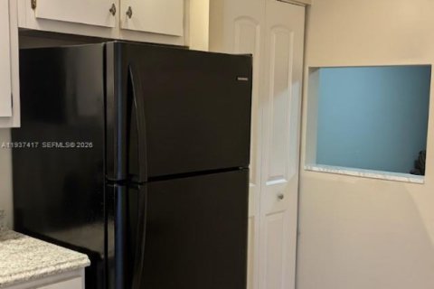 Condo in Sunrise, Florida, 2 bedrooms № 1995667 - photo 11