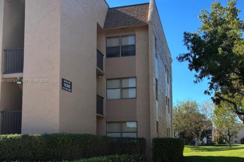 Condo in Sunrise, Florida, 2 bedrooms № 1995667 - photo 2