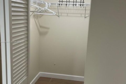 Condo in Sunrise, Florida, 2 bedrooms № 1995667 - photo 15