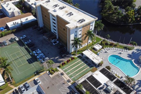 Condo in Oakland Park, Florida, 1 bedroom № 2244192 - photo 5