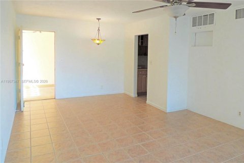 Condo in Oakland Park, Florida, 1 bedroom № 2244192 - photo 11