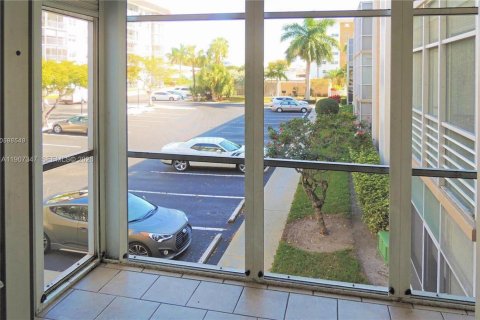 Condo in Oakland Park, Florida, 1 bedroom № 2244192 - photo 12