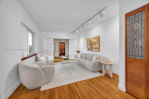 Casa en venta en Miami, Florida, 3 dormitorios, 208.94 m2 № 2065010 - foto 3