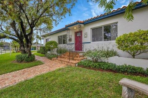 Casa en venta en Miami, Florida, 3 dormitorios, 208.94 m2 № 2065010 - foto 2
