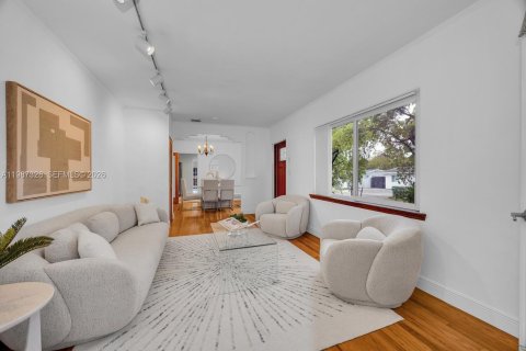 Casa en venta en Miami, Florida, 3 dormitorios, 208.94 m2 № 2065010 - foto 4
