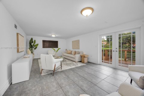 Casa en venta en Miami, Florida, 3 dormitorios, 208.94 m2 № 2065010 - foto 11