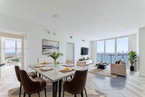 Condo in Miami, Florida, 3 bedrooms  № 1861938 - photo 1