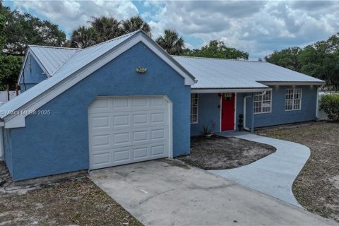 House in LaBelle, Florida 3 bedrooms, 124.86 sq.m. № 1862156 - photo 1