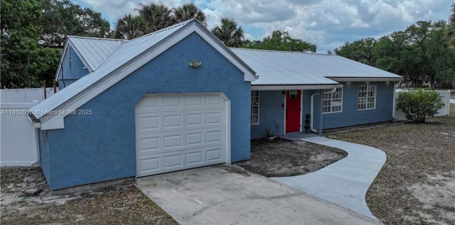 House in LaBelle, Florida 3 bedrooms, 124.86 sq.m. № 1862156