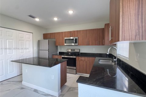 Touwnhouse à louer à Florida City, Floride: 2 chambres, 118.45 m2 № 2029032 - photo 4