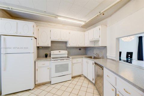 Condo in Miami, Florida, 1 bedroom  № 2057941 - photo 16