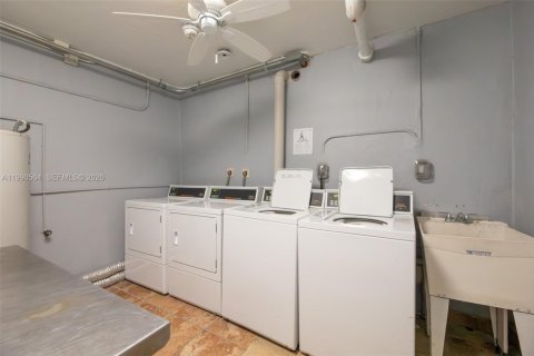 Condo in Miami, Florida, 1 bedroom  № 2057941 - photo 29