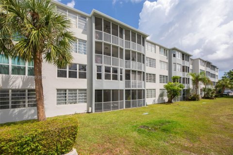 Condo in Miami, Florida, 1 bedroom  № 2057941 - photo 30