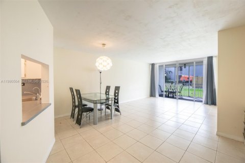 Condo in Miami, Florida, 1 bedroom  № 2057941 - photo 5