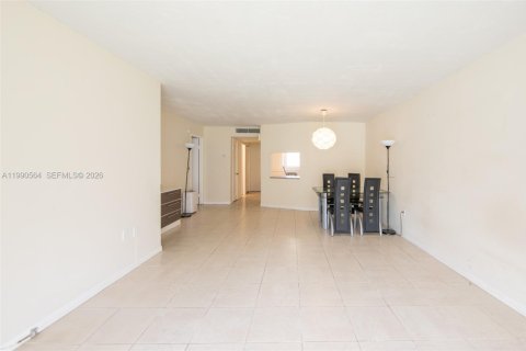 Condo in Miami, Florida, 1 bedroom  № 2057941 - photo 13