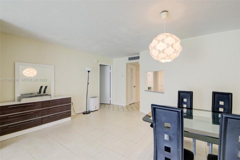 Condo in Miami, Florida, 1 bedroom  № 2057941 - photo 15