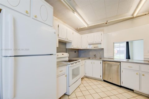 Condo in Miami, Florida, 1 bedroom  № 2057941 - photo 17