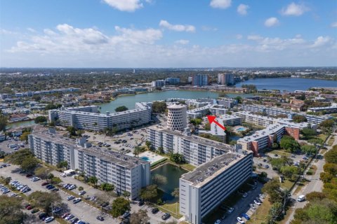 Condo in Miami, Florida, 1 bedroom  № 2057941 - photo 2
