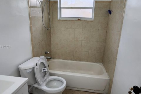 Villa ou maison à louer à Oakland Park, Floride: 2 chambres, 81.75 m2 № 1956745 - photo 12