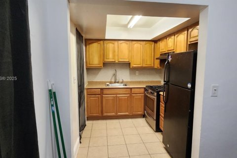 Villa ou maison à louer à Oakland Park, Floride: 2 chambres, 81.75 m2 № 1956745 - photo 1