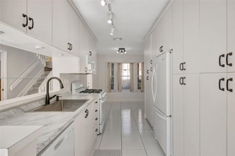 Touwnhouse à vendre à Miami, Floride: 3 chambres, 135.54 m2 № 1872163 - photo 12