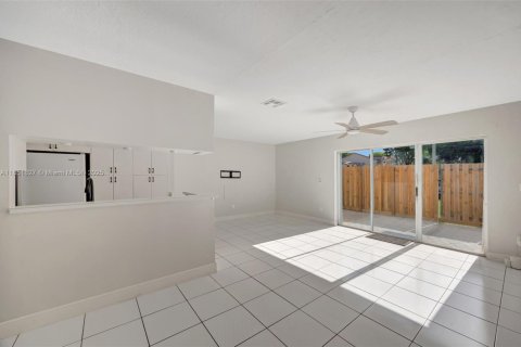 Touwnhouse à vendre à Miami, Floride: 3 chambres, 135.54 m2 № 1872163 - photo 9