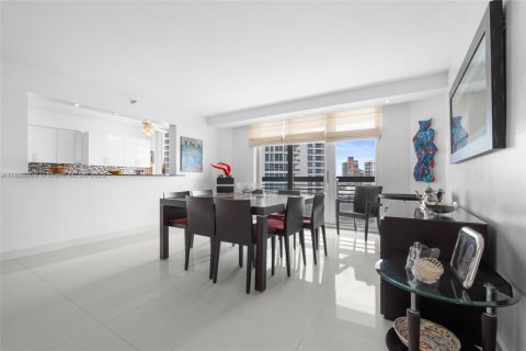 Condominio en venta en Aventura, Florida, 2 dormitorios, 126.81 m2 № 1932961 - foto 9