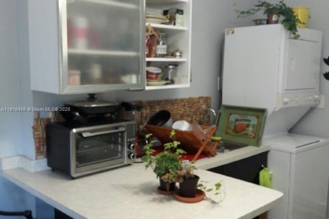 Villa ou maison à louer à West Miami, Floride: 1 chambre, 27.87 m2 № 1971907 - photo 2