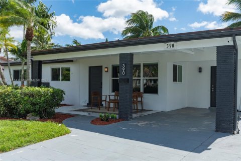 House in Deerfield Beach, Florida 3 bedrooms, 142.23 sq.m. № 1971245