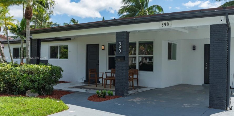 House in Deerfield Beach, Florida 3 bedrooms, 142.23 sq.m. № 1971245