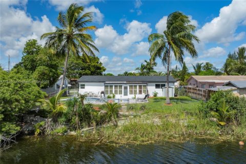 House in Deerfield Beach, Florida 3 bedrooms, 142.23 sq.m. № 1971245 - photo 17