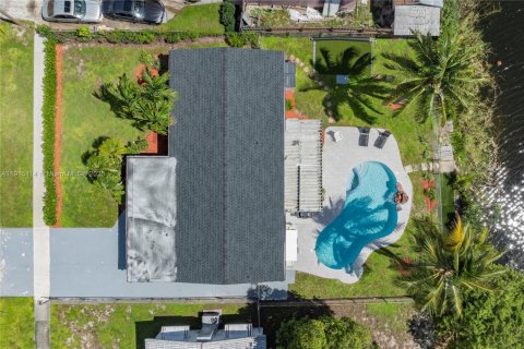 House in Deerfield Beach, Florida 3 bedrooms, 142.23 sq.m. № 1971245 - photo 4