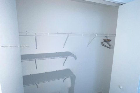 Condo in Miami, Florida, 3 bedrooms  № 1942321 - photo 16