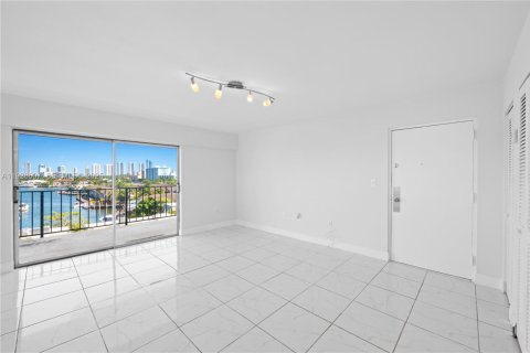 Copropriété à vendre à North Miami Beach, Floride: 2 chambres, 110.55 m2 № 1986587 - photo 1