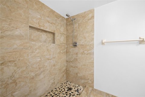 Copropriété à vendre à North Miami Beach, Floride: 2 chambres, 110.55 m2 № 1986587 - photo 17