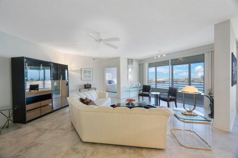 Condo in South Pasadena, Florida, 3 bedrooms № 2208994 - photo 21