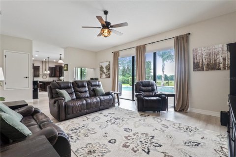 House in Sorrento, Florida 5 bedrooms, 344.76 sq.m. № 2117492 - photo 14