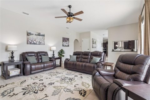 House in Sorrento, Florida 5 bedrooms, 344.76 sq.m. № 2117492 - photo 13