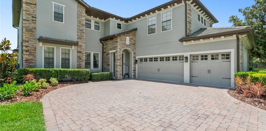 House in Sorrento, Florida 5 bedrooms, 344.76 sq.m. № 2117492