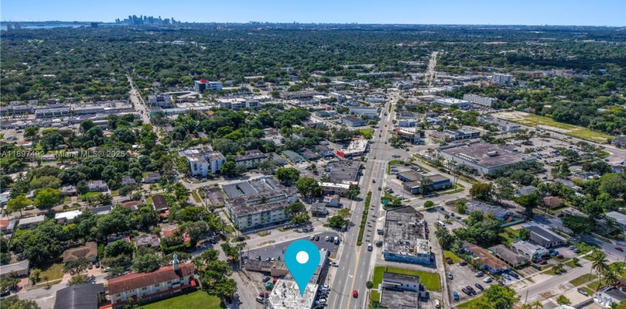 Propiedad comercial en North Miami, Florida № 1955470