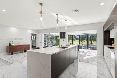 Villa ou maison à vendre à Hialeah, Floride: 4 chambres, 337.51 m2 № 2245026 - photo 9