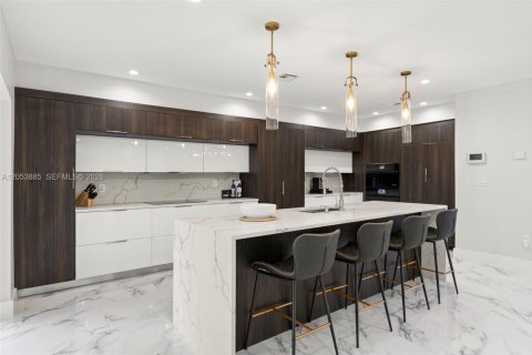 Villa ou maison à vendre à Hialeah, Floride: 4 chambres, 337.51 m2 № 2245026 - photo 8