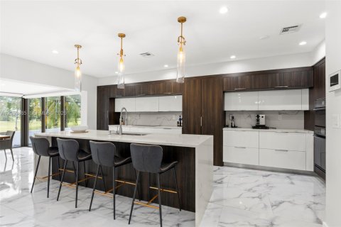 Villa ou maison à vendre à Hialeah, Floride: 4 chambres, 337.51 m2 № 2245026 - photo 5