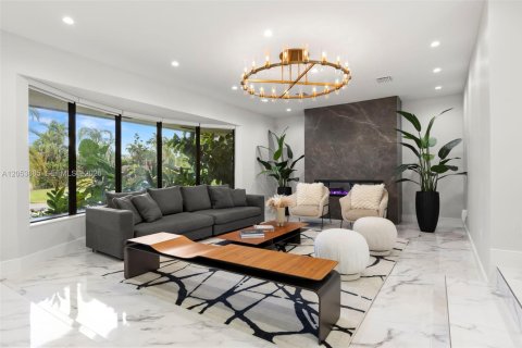 Villa ou maison à vendre à Hialeah, Floride: 4 chambres, 337.51 m2 № 2245026 - photo 4