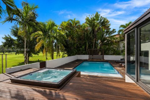 Villa ou maison à vendre à Hialeah, Floride: 4 chambres, 337.51 m2 № 2245026 - photo 2